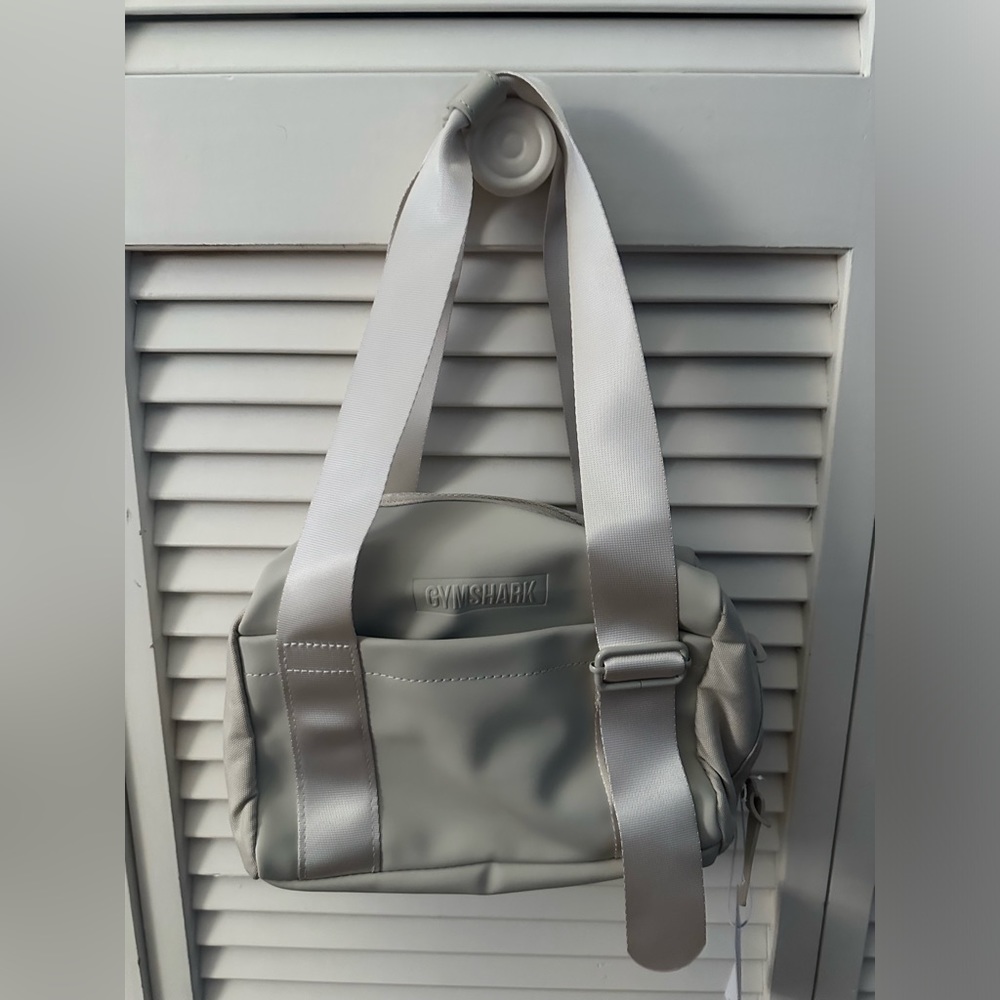 This is ‘EVERYDAY MINI GYM BAG’ in Pebble Grey.
